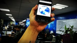 ¿Levantas tu celular para mejorar su cobertura? No sirve para nada